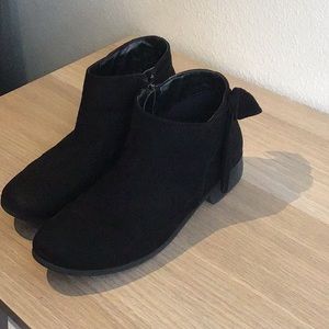I am selling Nine West booties for kids
